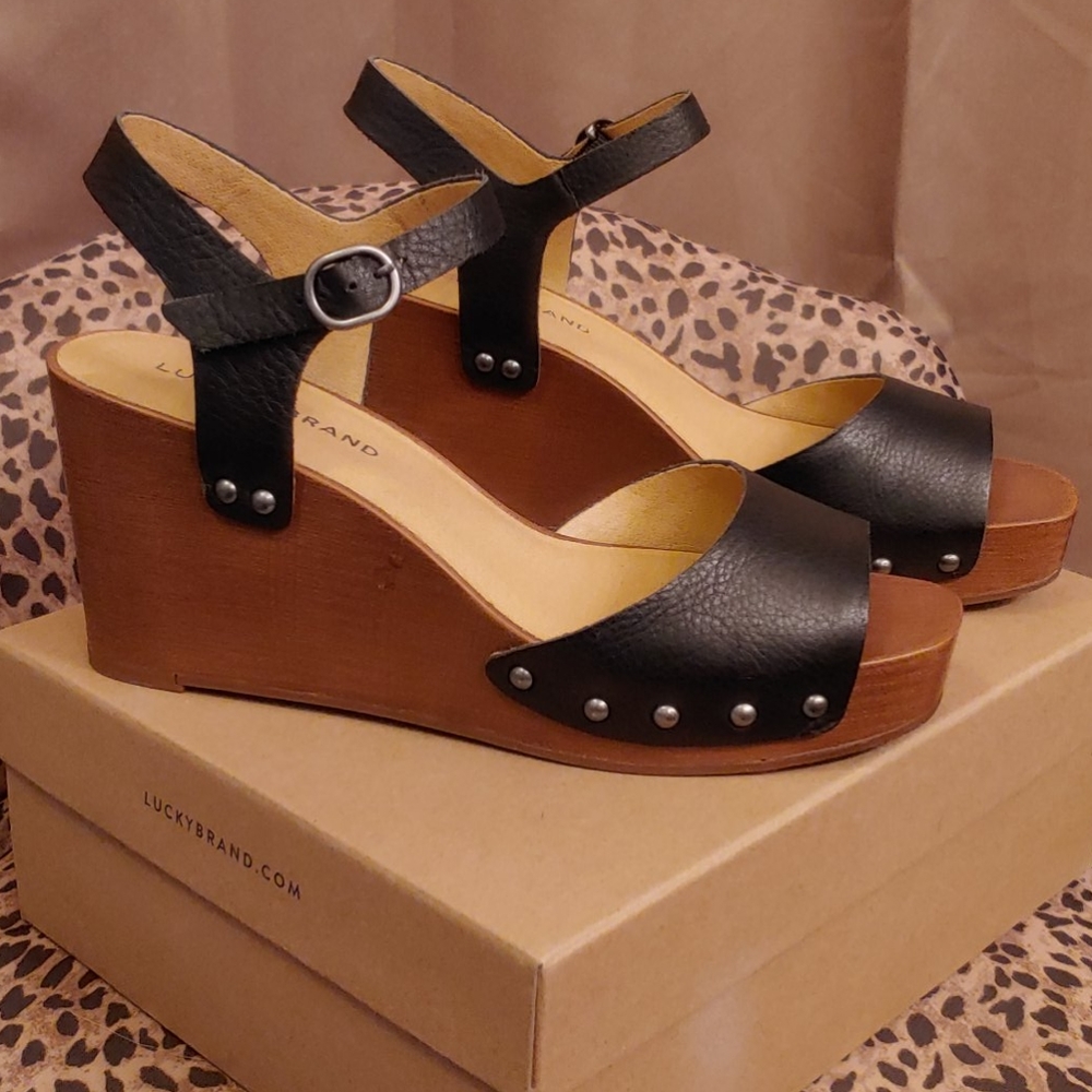 Lucky wedge sandals